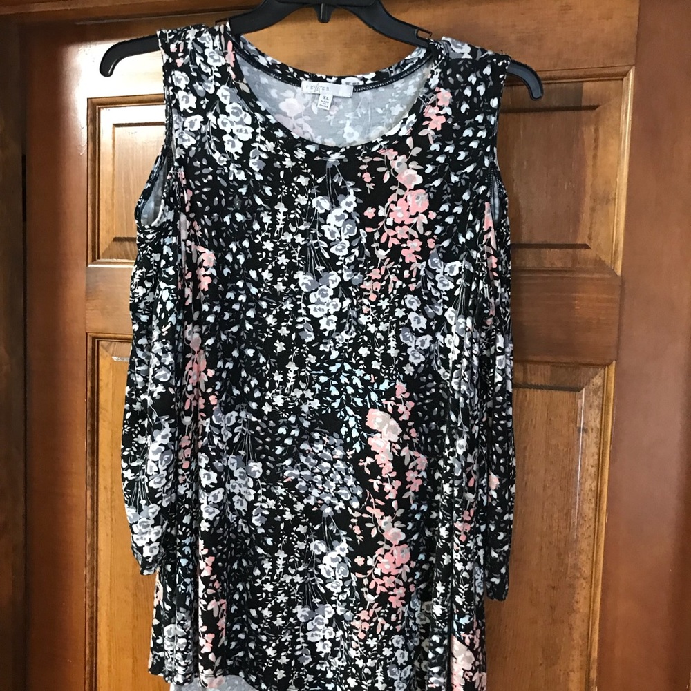 Colder should floral top. XL🧚‍♀️🧚‍♀️